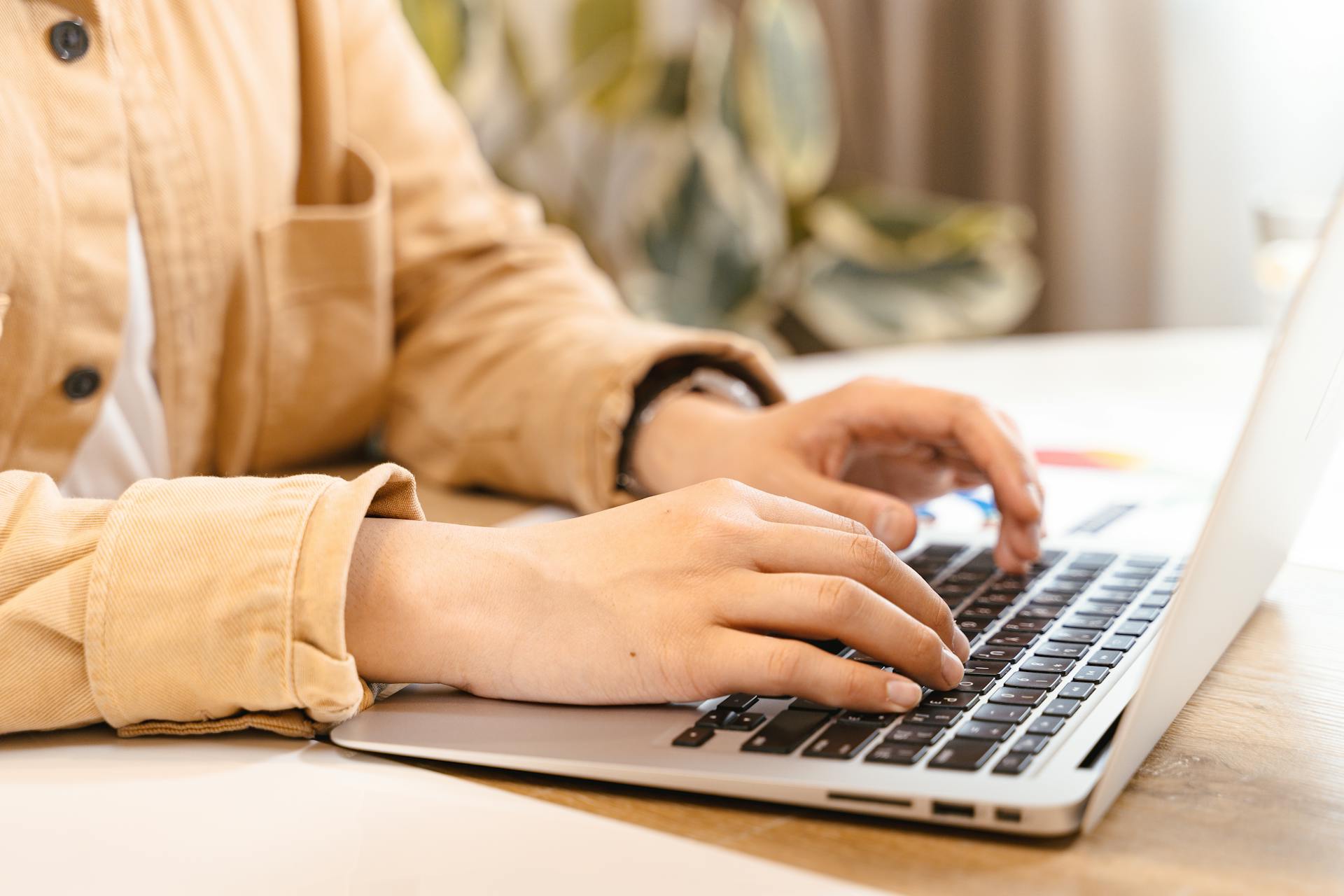 A woman using her laptop | Source: Pexels