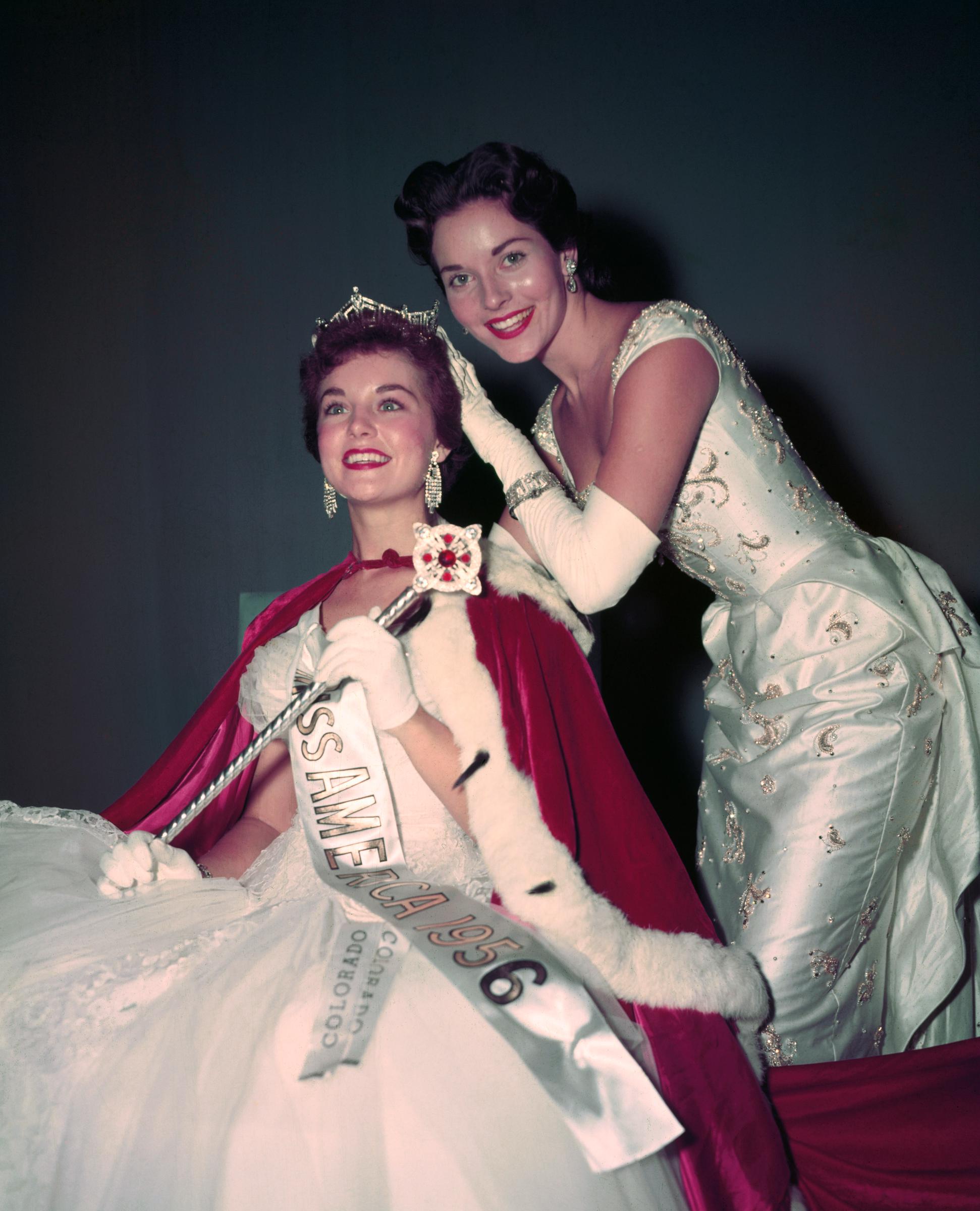 The former Miss America of 1955 crowning the Miss America of 1956 Sharon Kay Ritchie. | Source: Getty Images