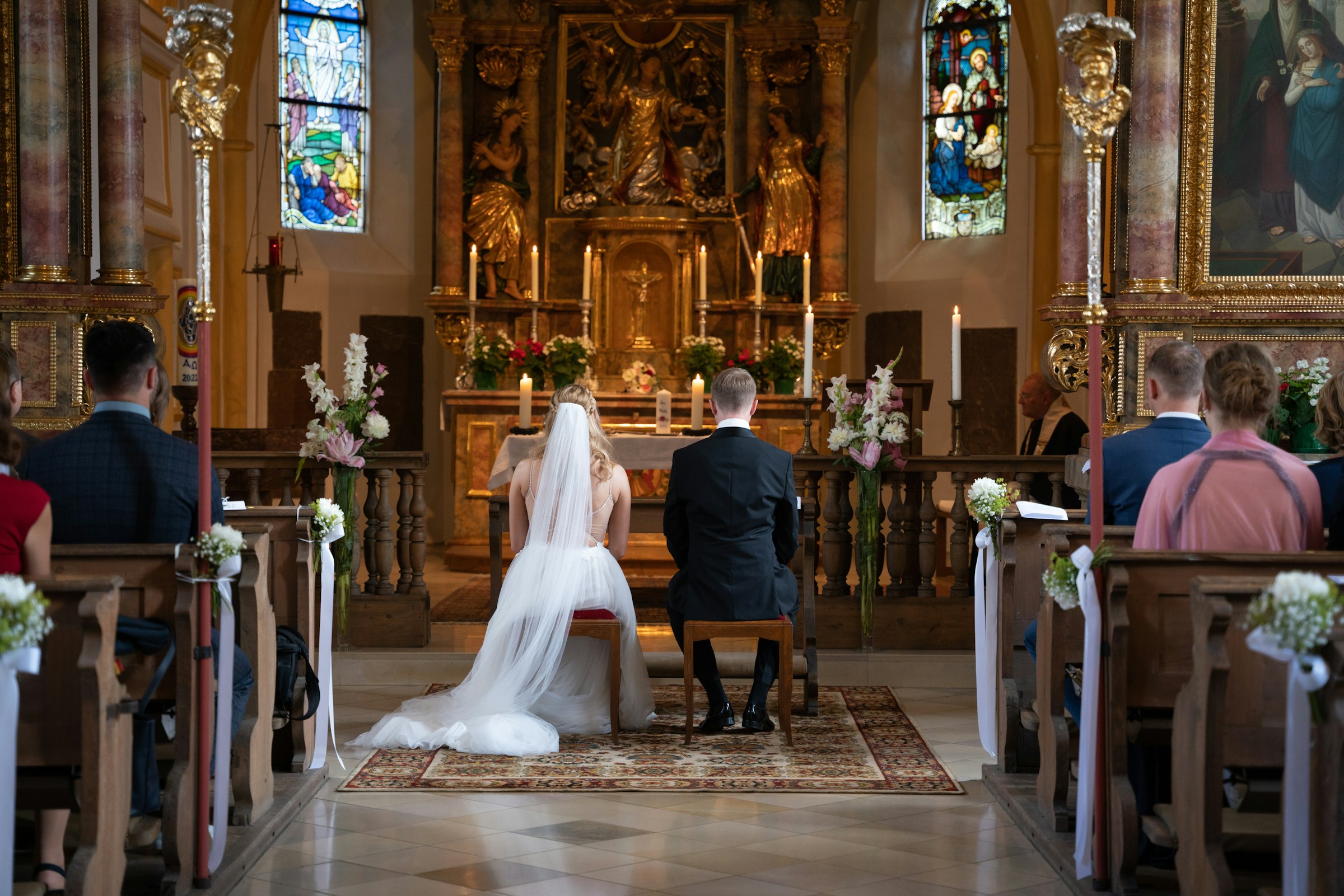 Uma noiva e um noivo na igreja | Fonte: Unsplash