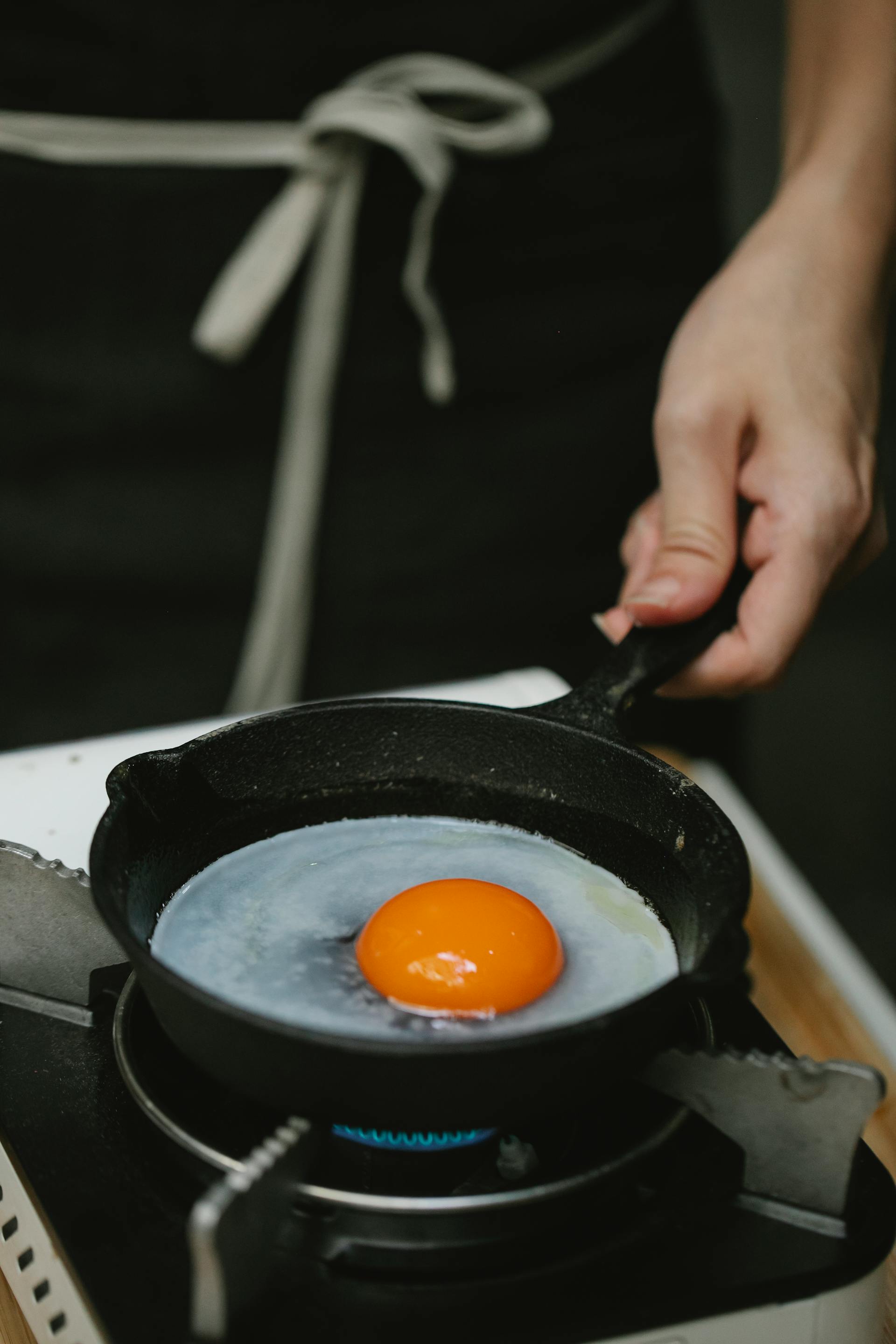 An egg frying on a pan | Source: Pexels