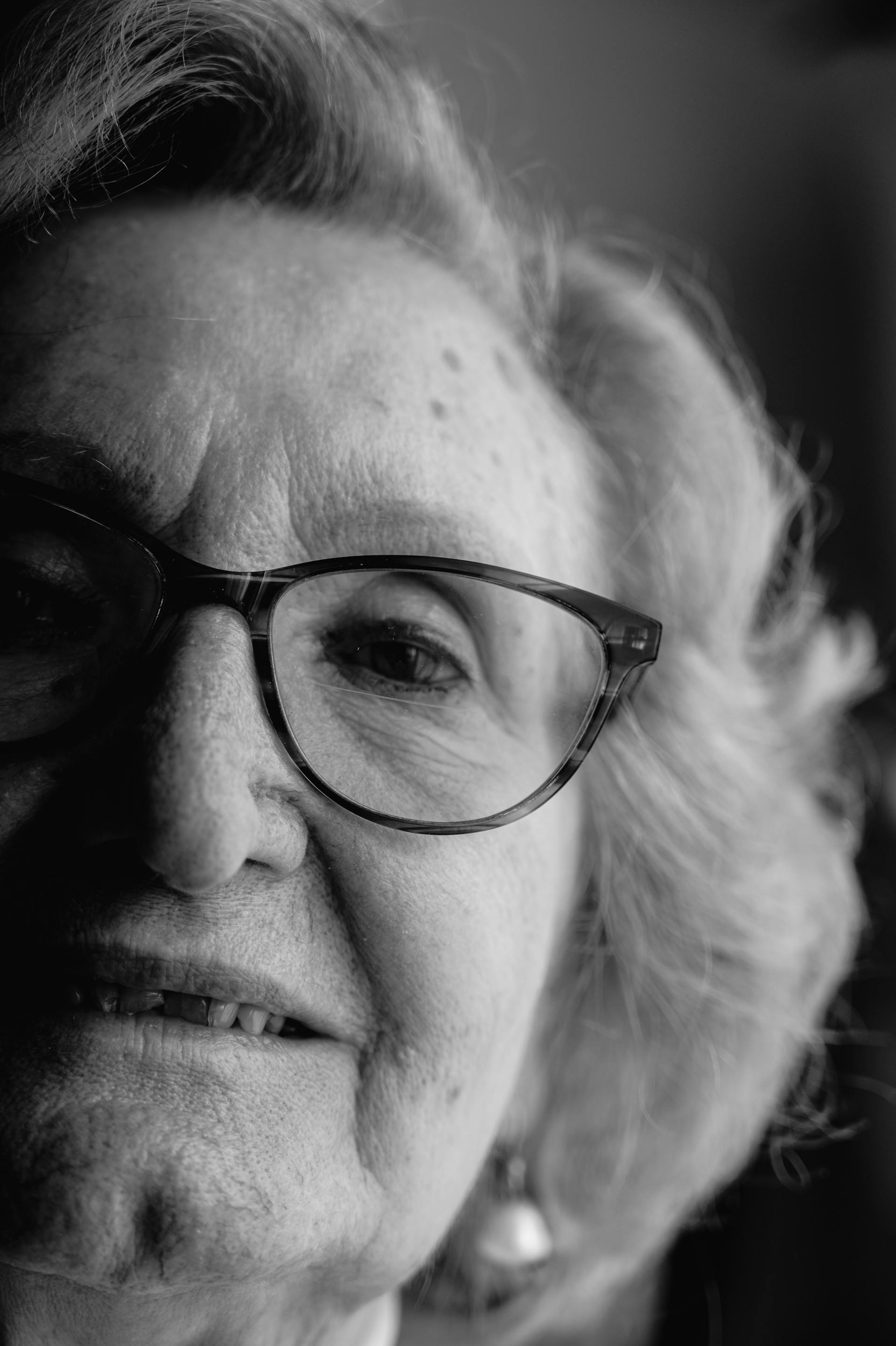 A black and white portrait of an elderly woman wearing glasses | Source: Pexels
