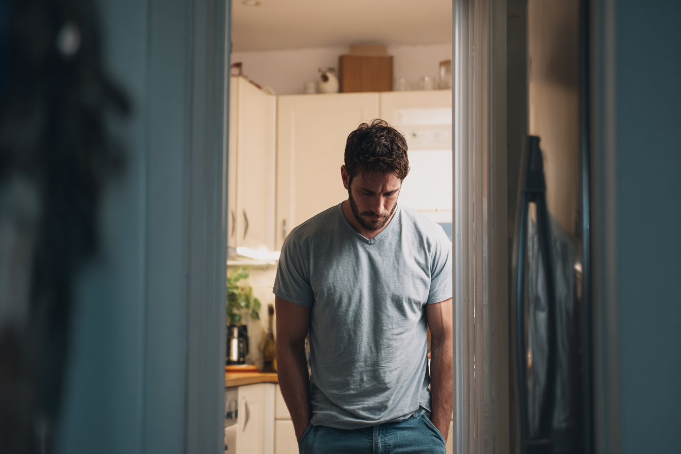 A man standing in a kitchen | Source: Midjourney