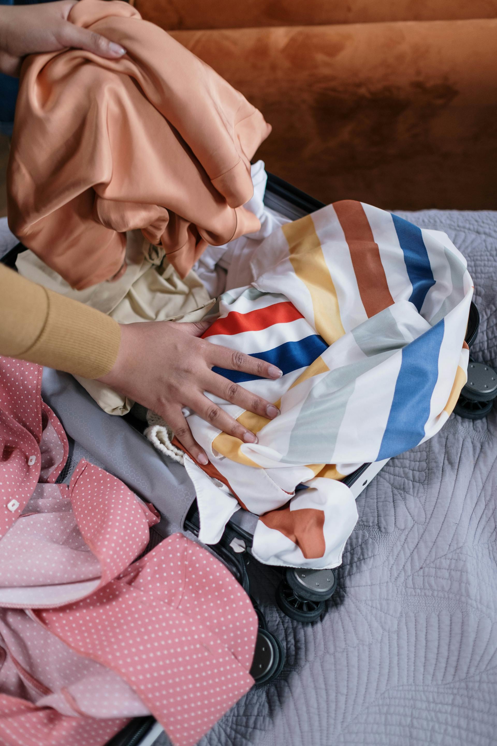 Une personne faisant sa valise | Source : Pexels