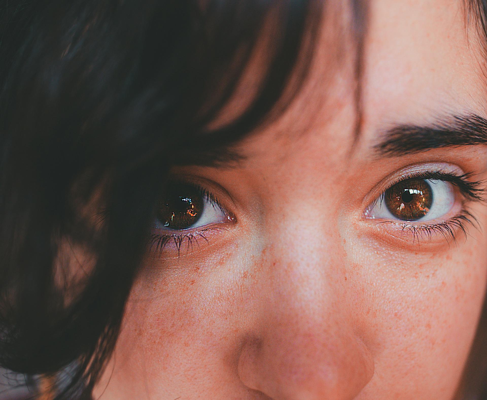 A stunned woman | Source: Pexels
