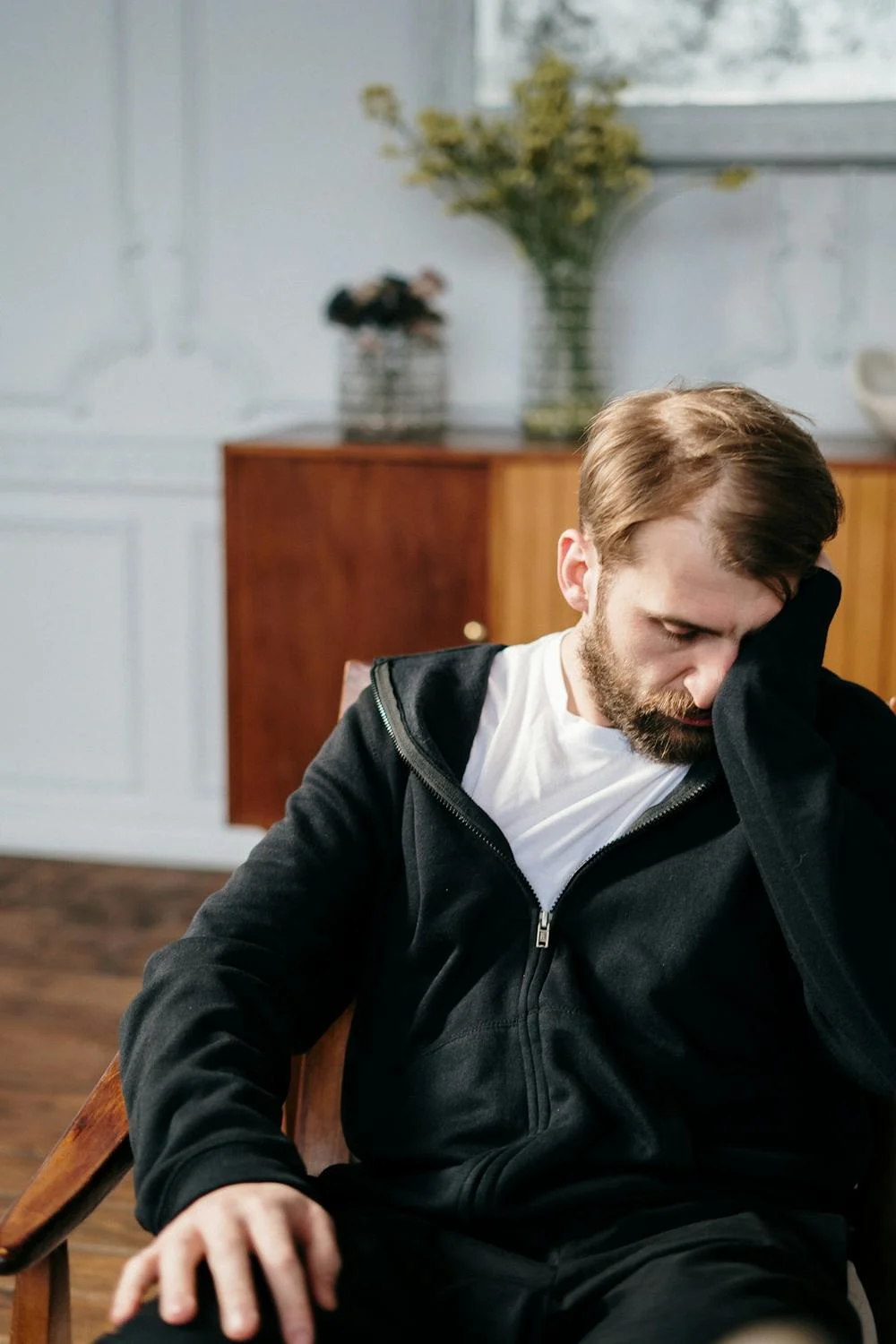 A sad man sitting in a chair | Source: Pexels