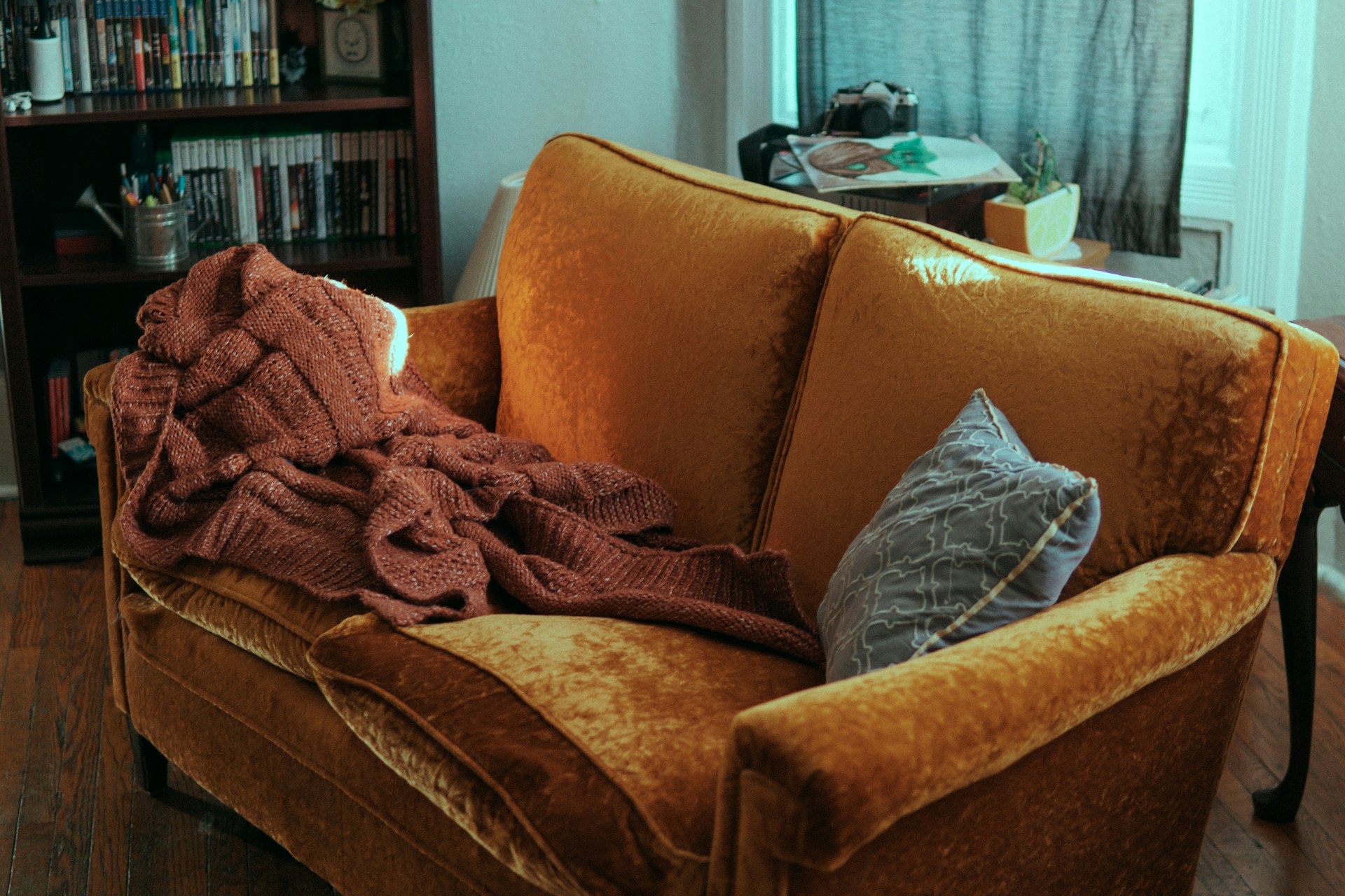 A throw draped over a couch | Source: Unsplash