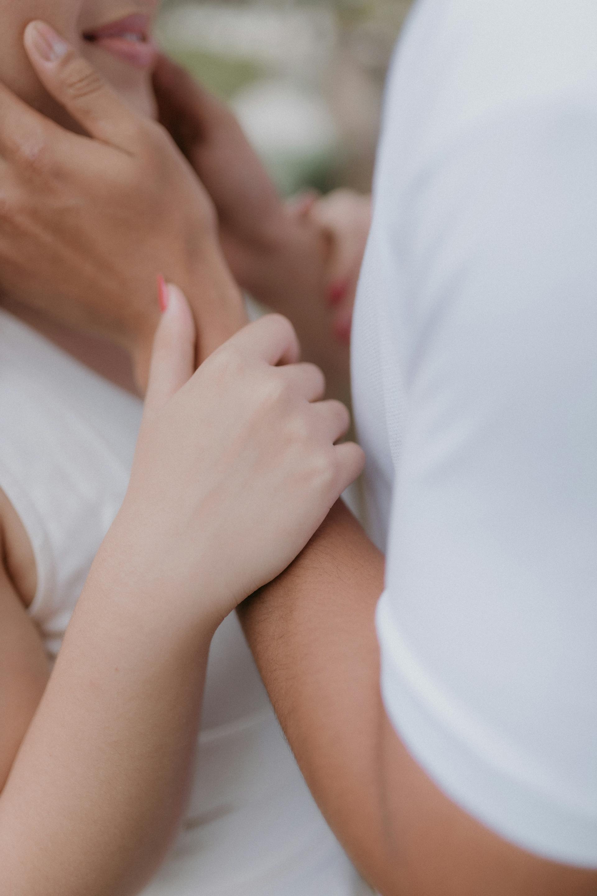 A couple embracing | Source: Pexels