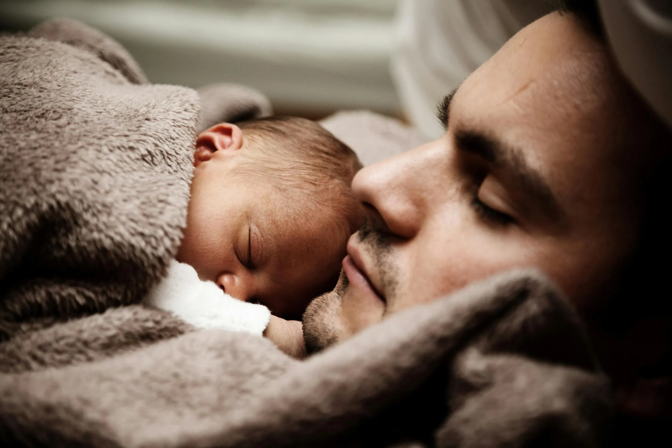 A father sleeping with his newborn son ⏐ Source: Pexels