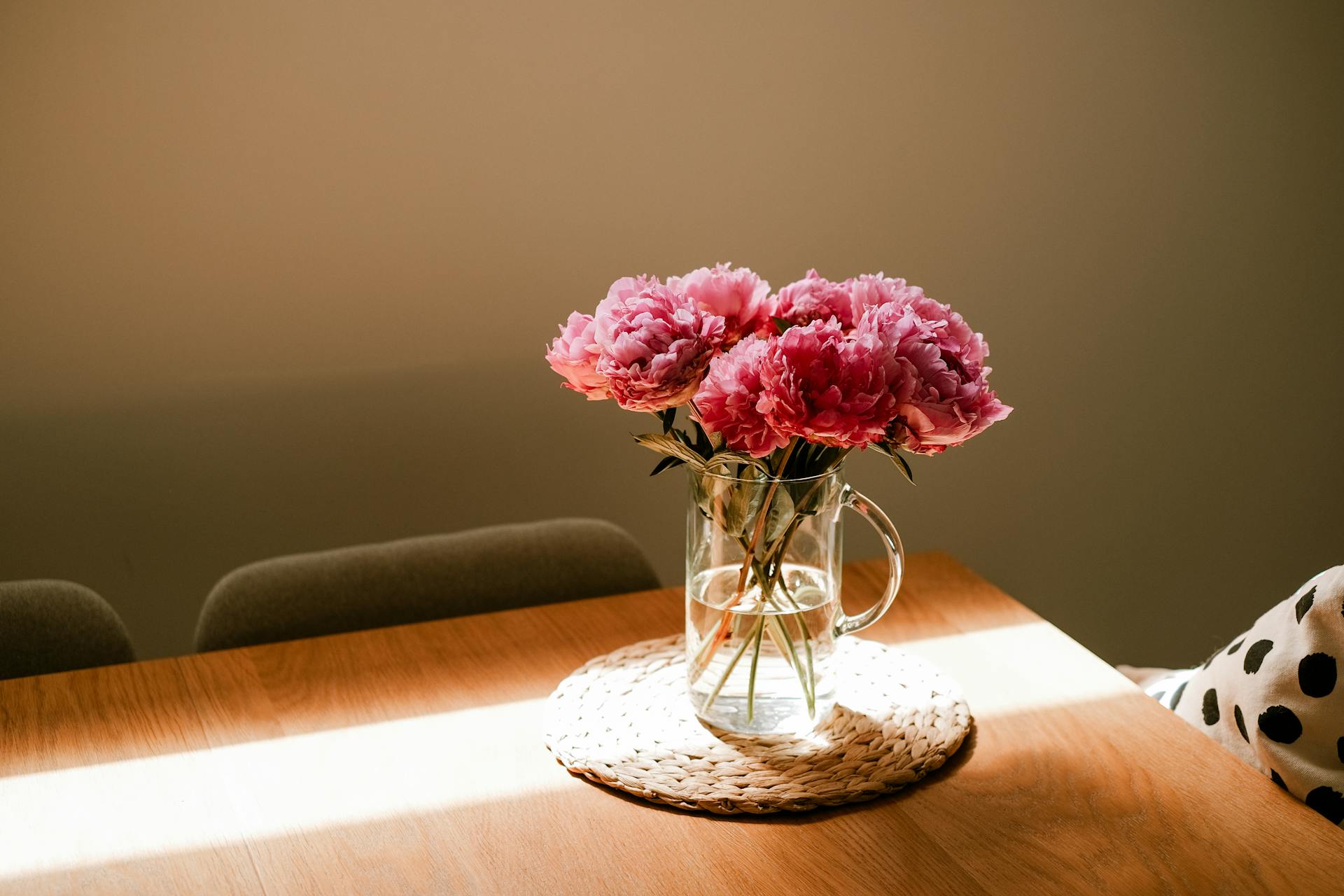 Flowers on a table | Source: Pexels