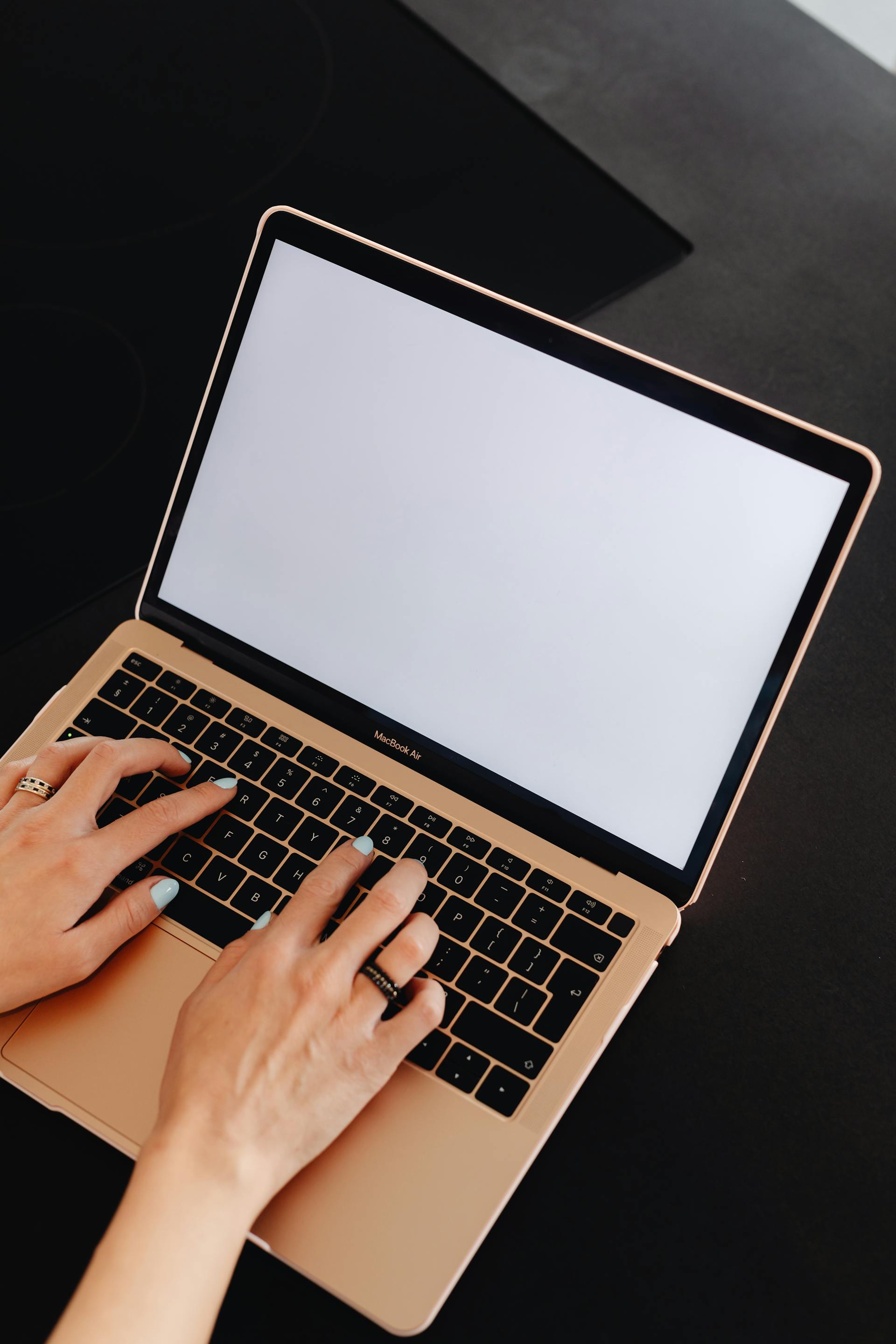 A woman typing on a laptop | Source: Pexels