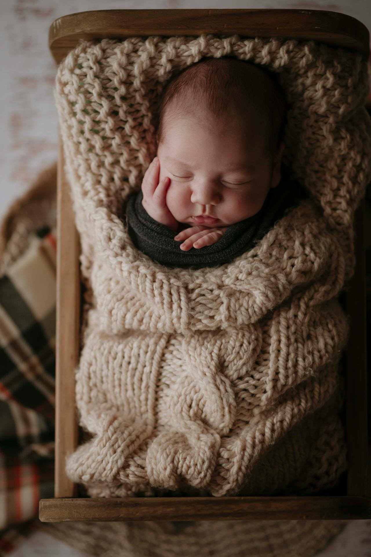 A baby wrapped in a cream-colored knitted blanket | Source: Pexels