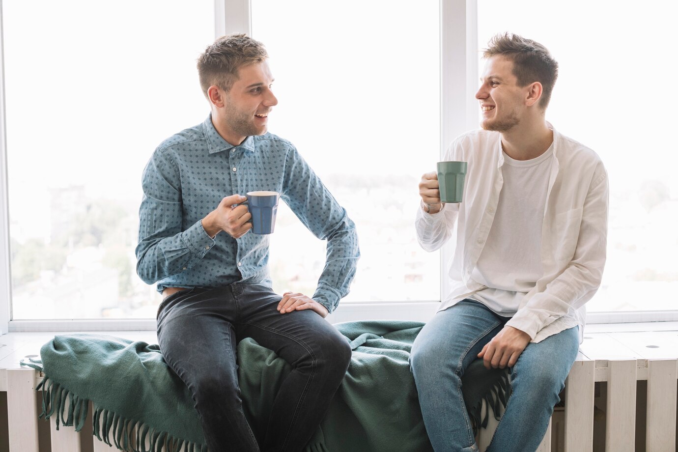 Dois homens conversando enquanto tomam café | Fonte: Freepik