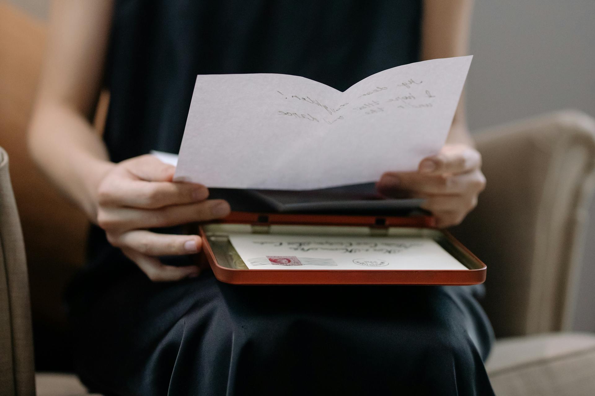 A woman reading a letter | Source: Pexels