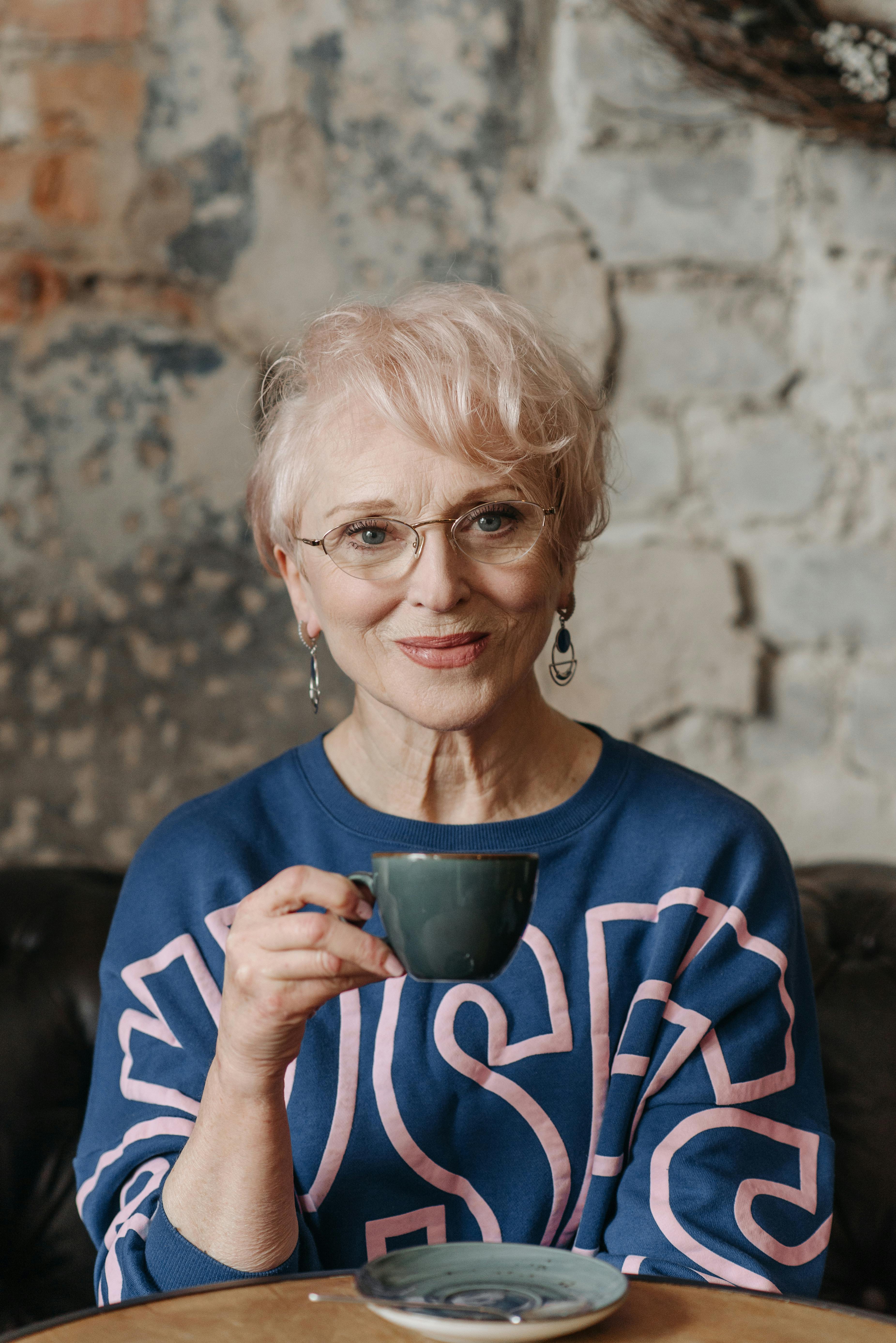 Una anciana sonriente sosteniendo una taza | Fuente: Pexels