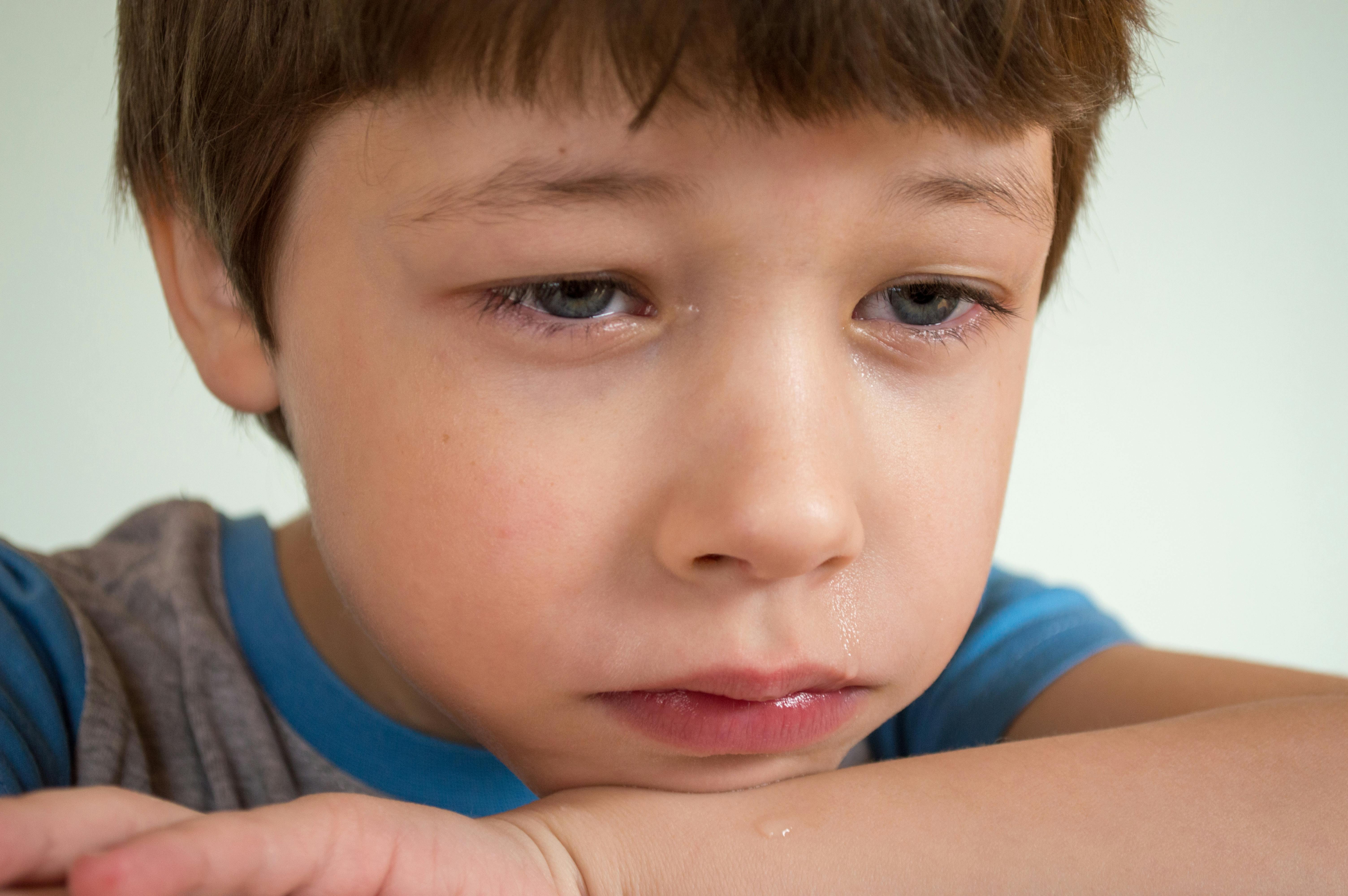 A heatbroken boy in tears | Source: Pexels