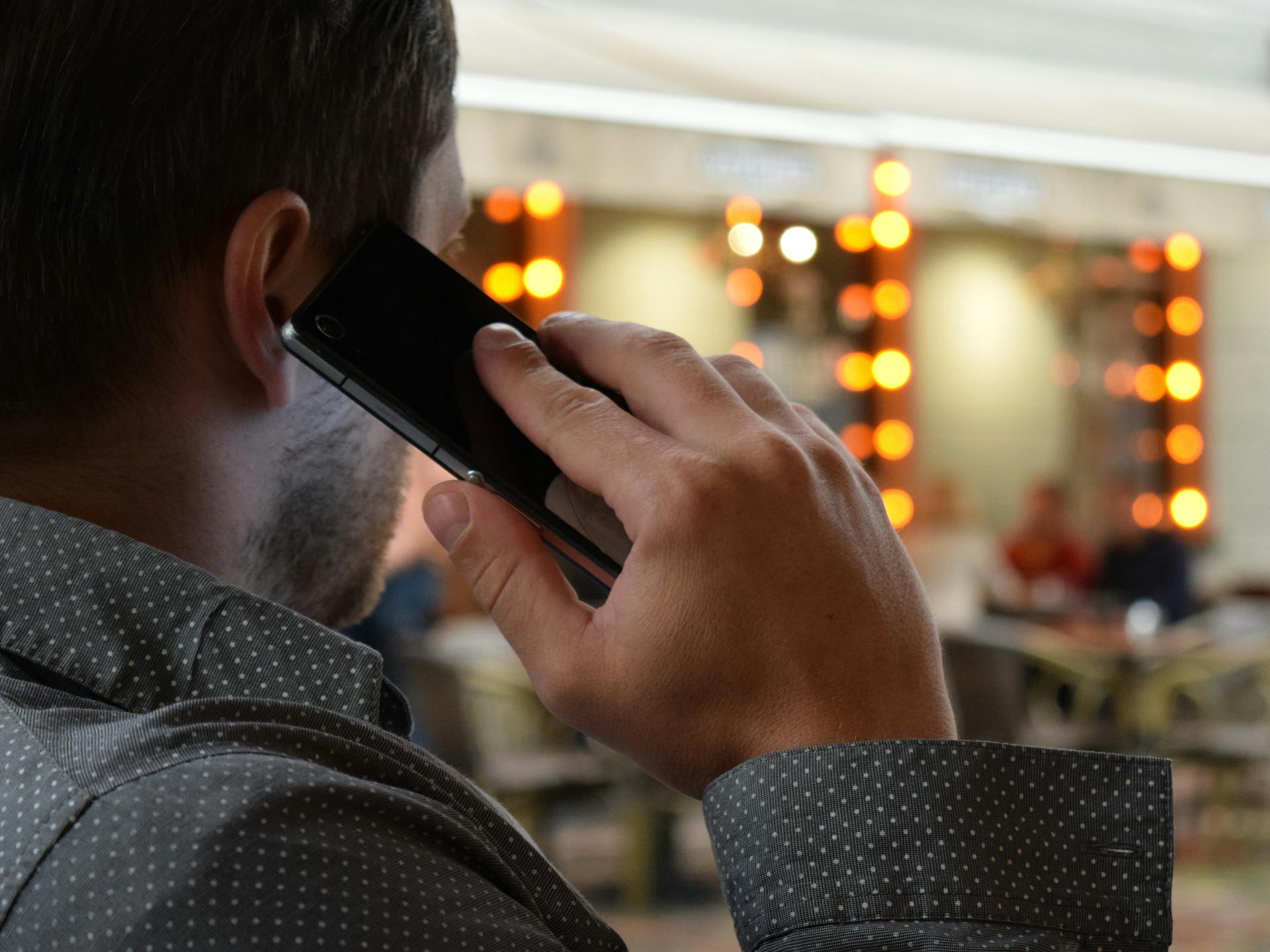 Un homme parle à sa femme au téléphone | Source : Pexels