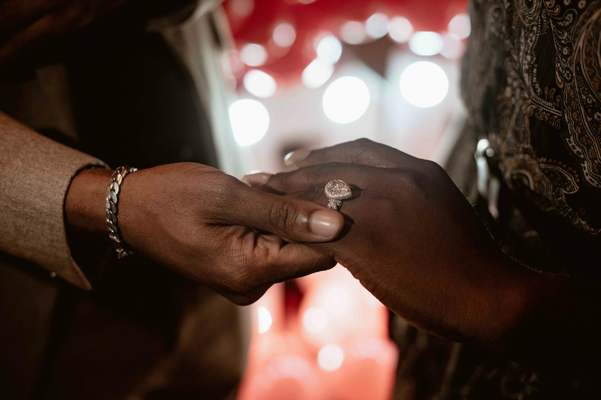 Close-up shot of a couple holding hands | Source: Pexels