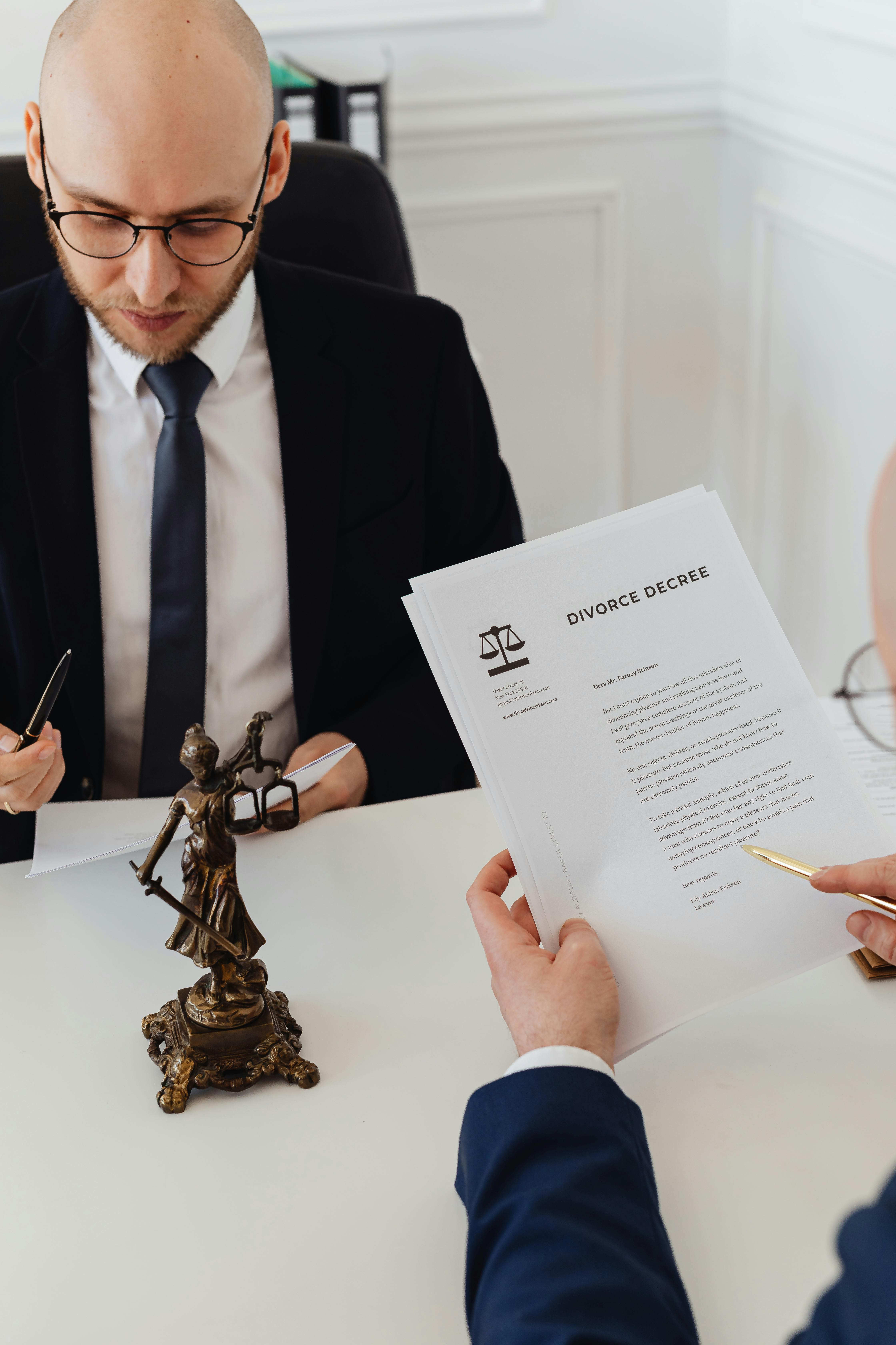 Serving divorce papers | Source: Pexels