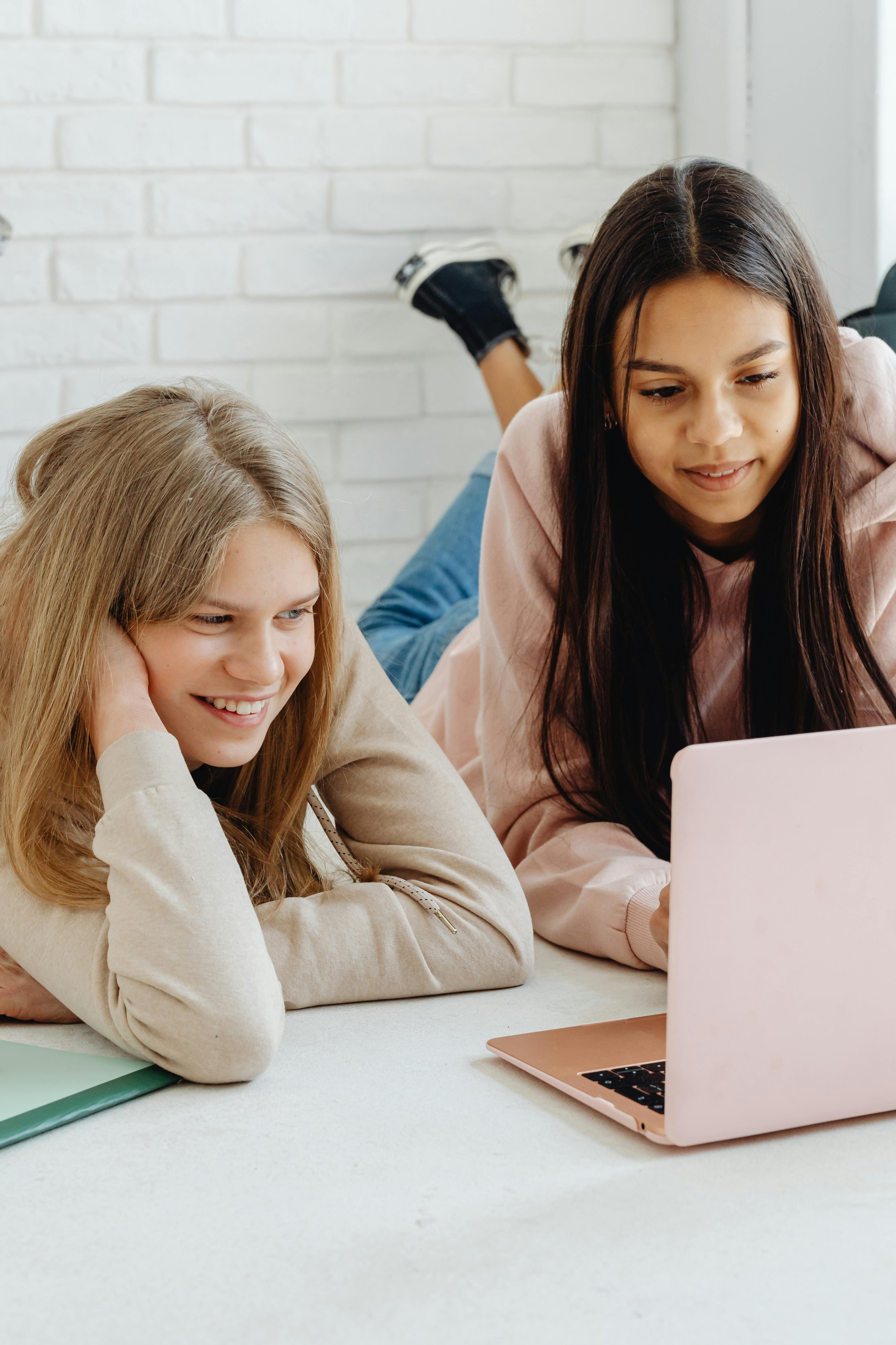 Happy friends bonding | Source: Pexels