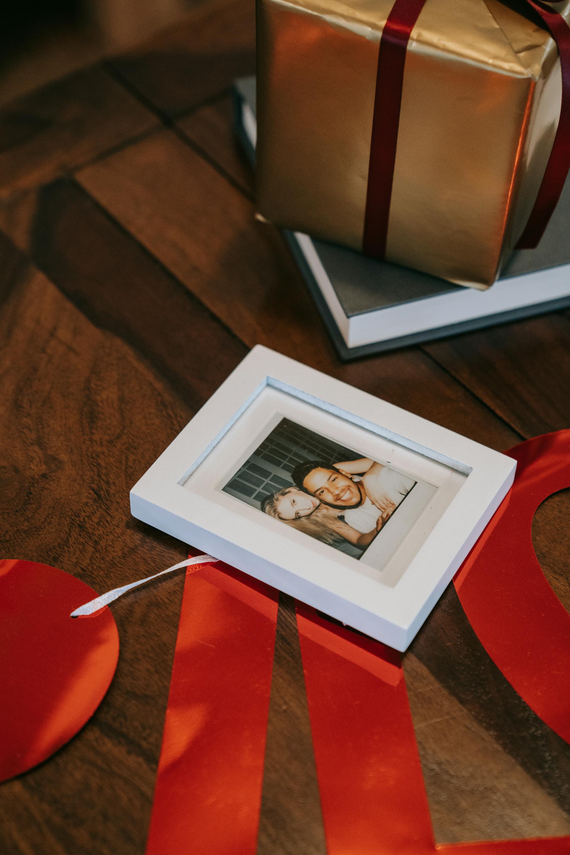 A picture frame lying on a table | Source: Pexels