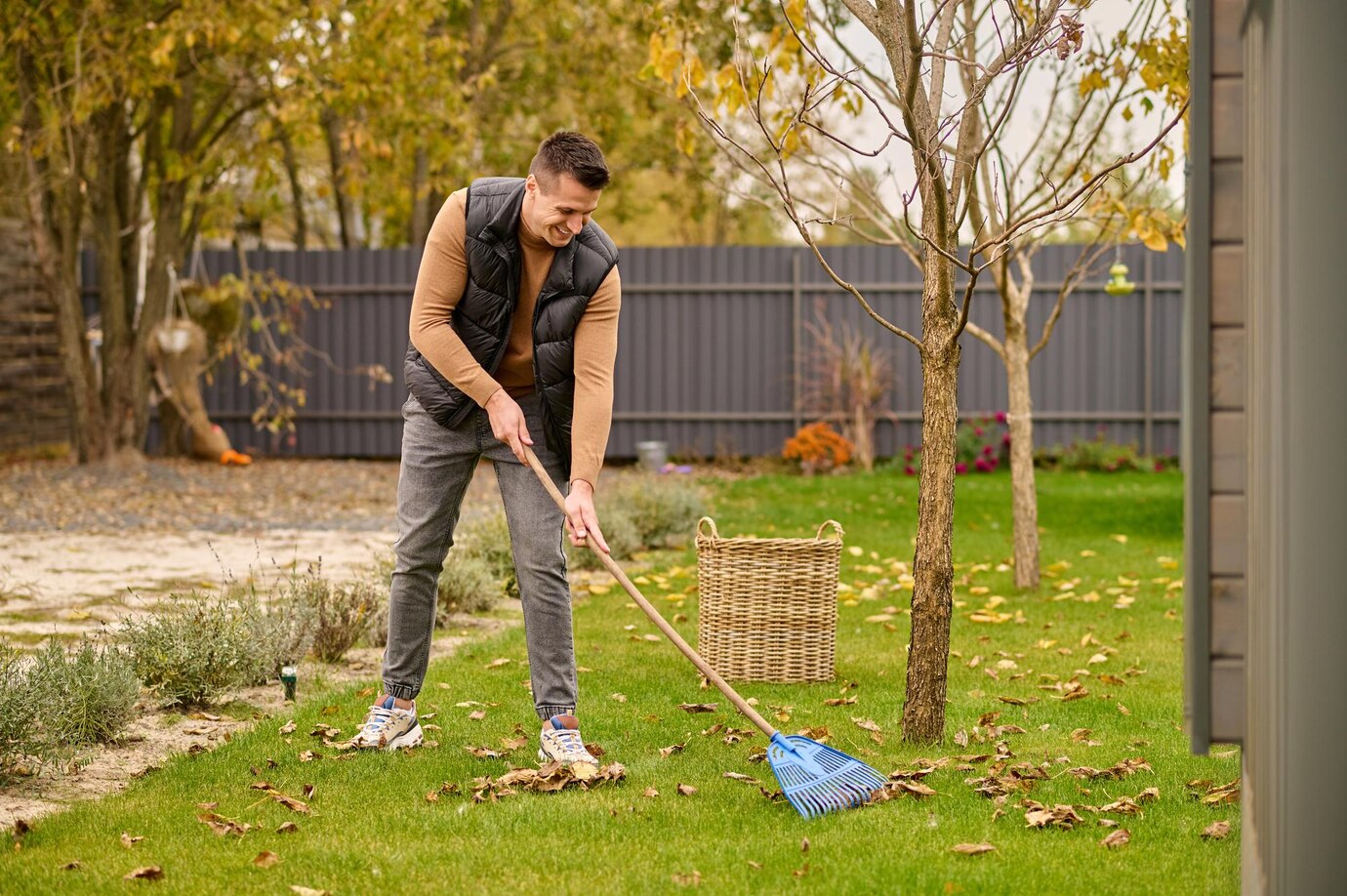 A man cleaning his yard | Source: Freepik