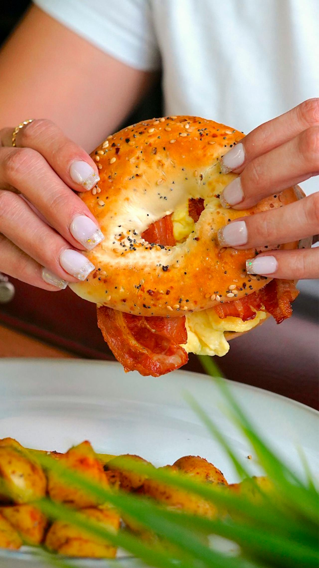 A woman eating a sandwich | Source: Pexels