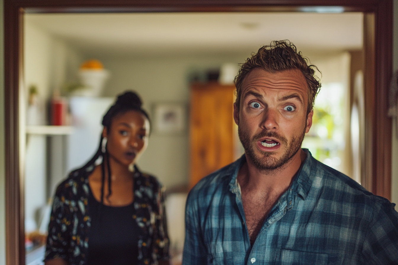 Deux personnes inquiètes dans une maison | Source : Midjourney