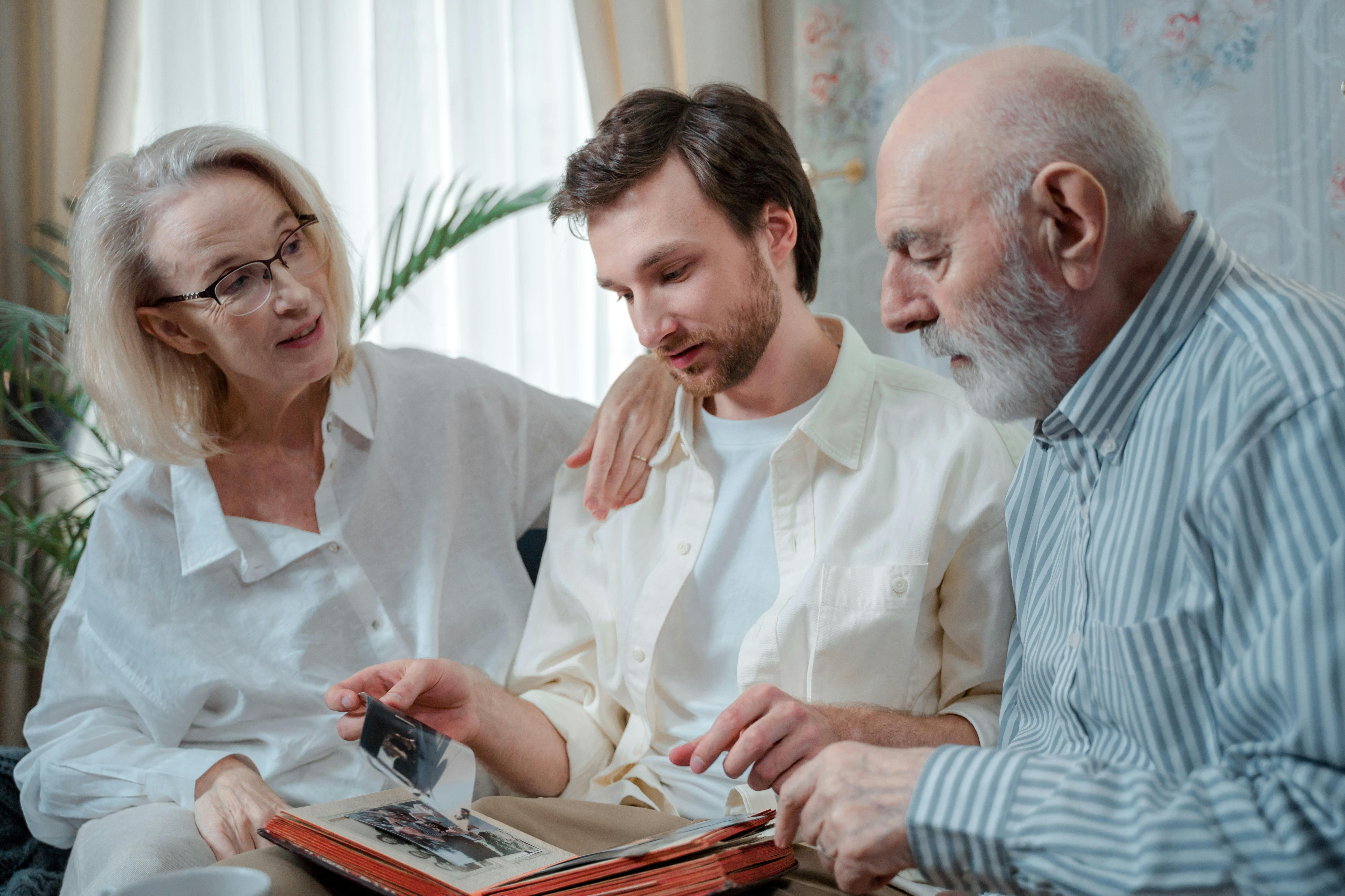 A family looking at pictures | Source: Pexels