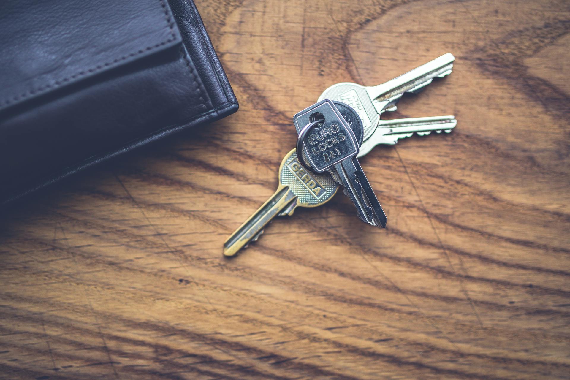 Keys on a table | Source: Pexels