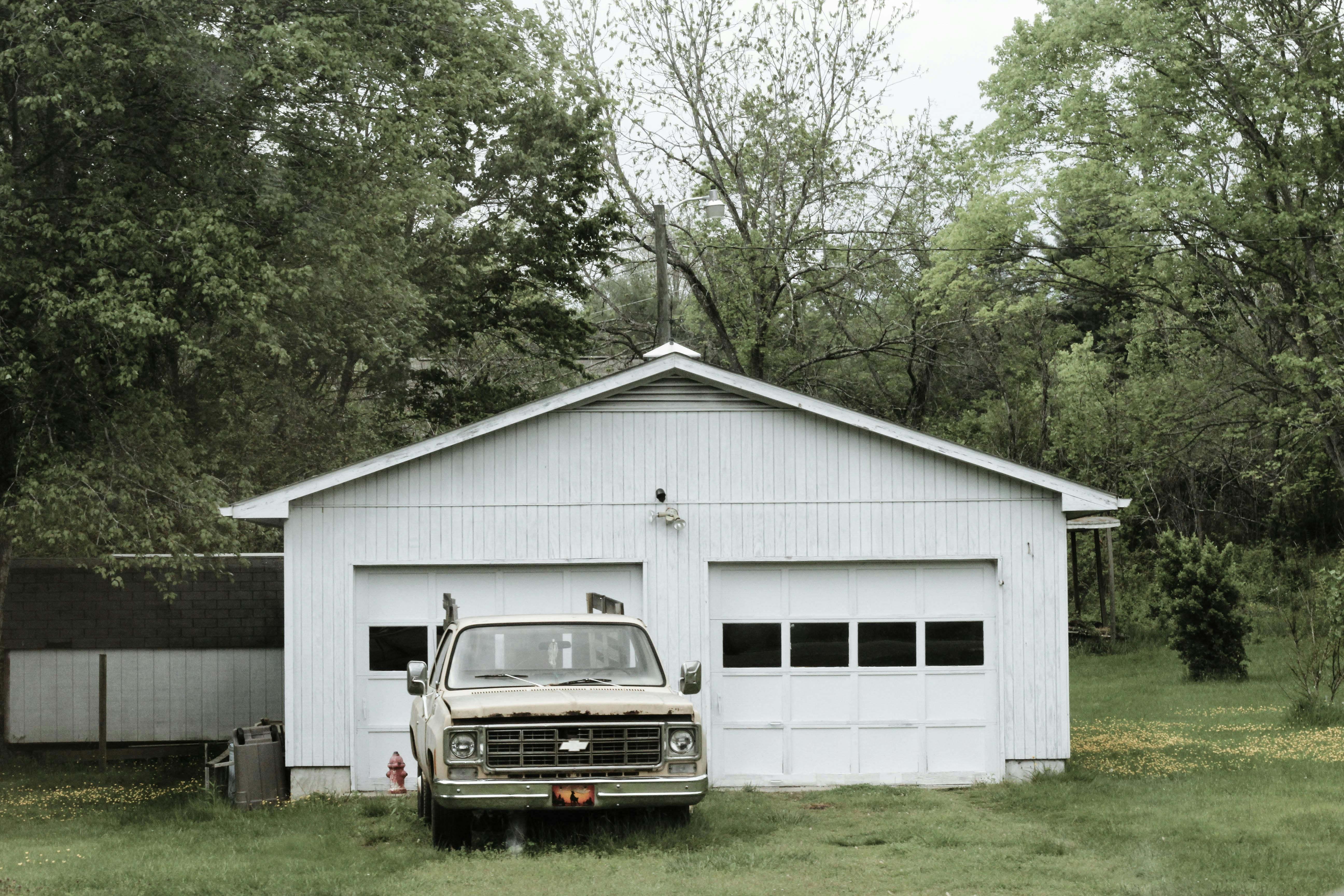 Un garage blanc avec une voiture | Source : Pexels