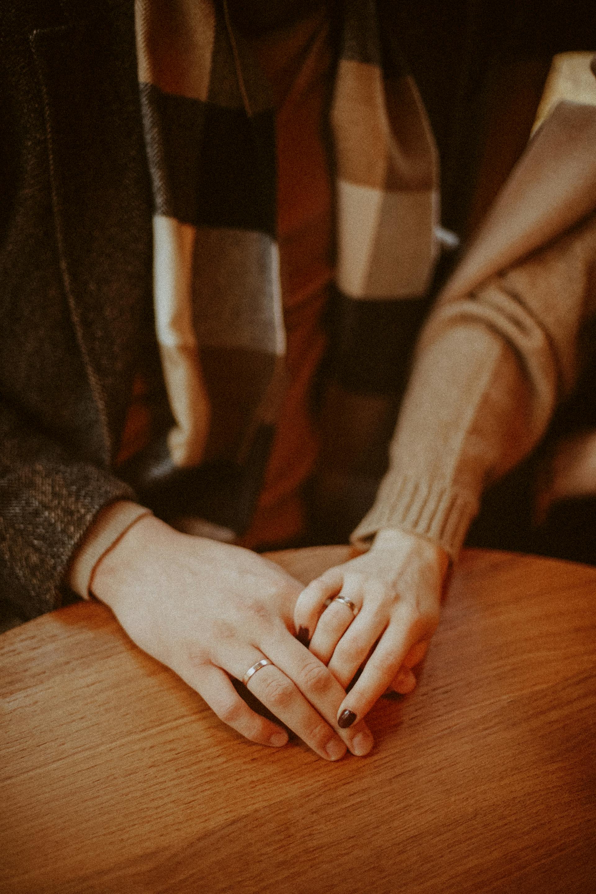 A couple holding hands | Source: Pexels