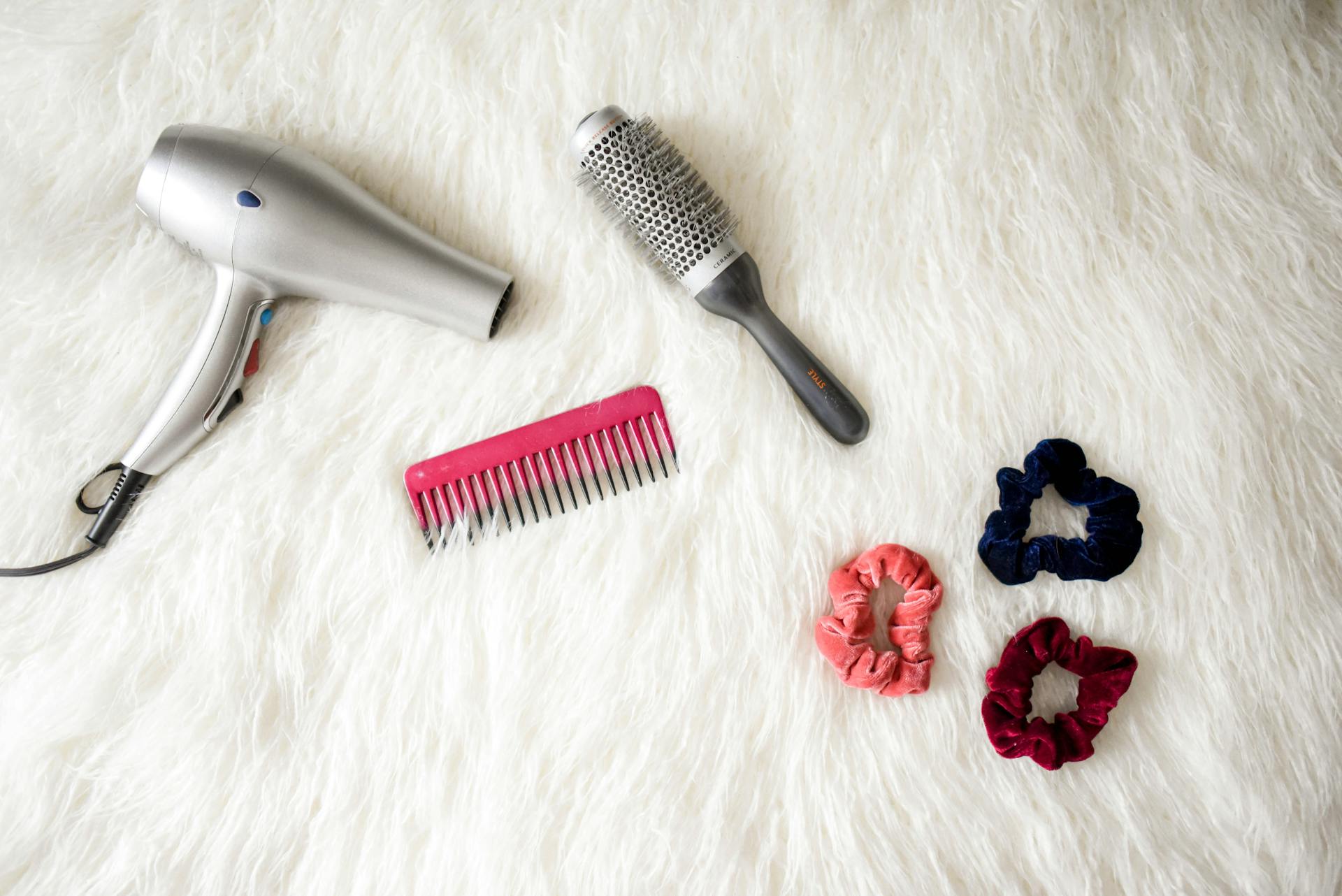 Hair styling tools | Source: Pexels
