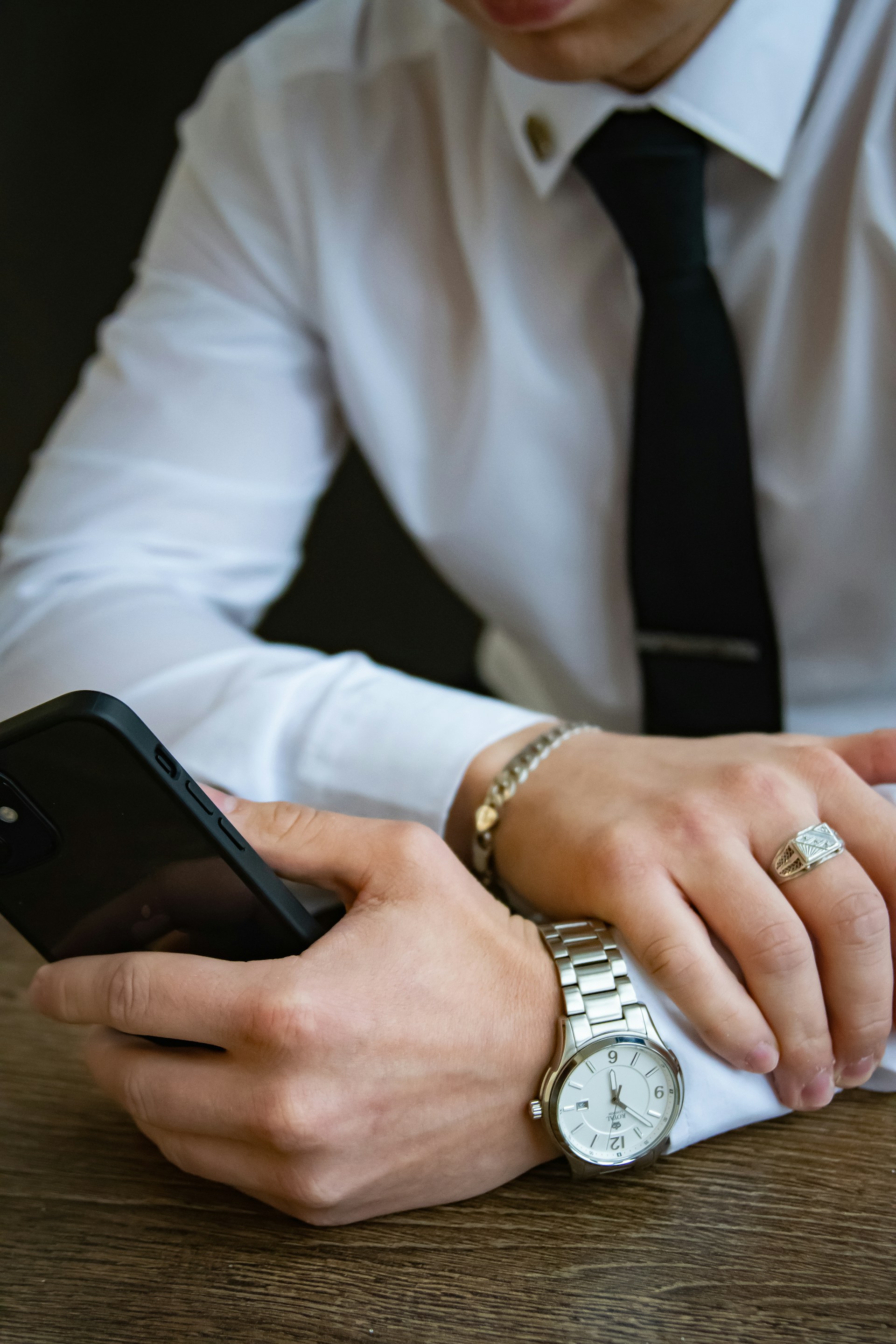 A man looking at his phone | Source: Unsplash