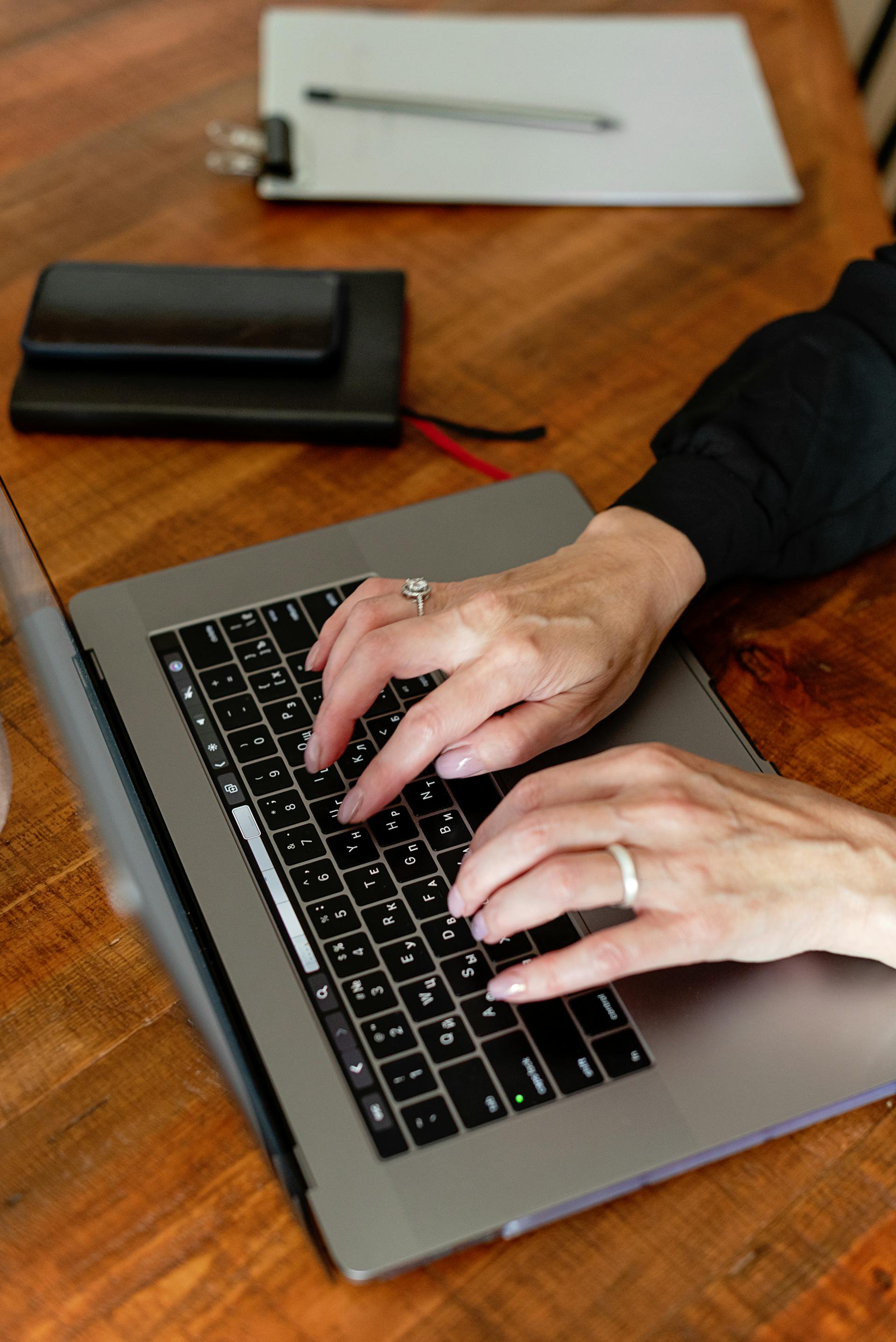A woman typing on a laptop | Source: Pexels