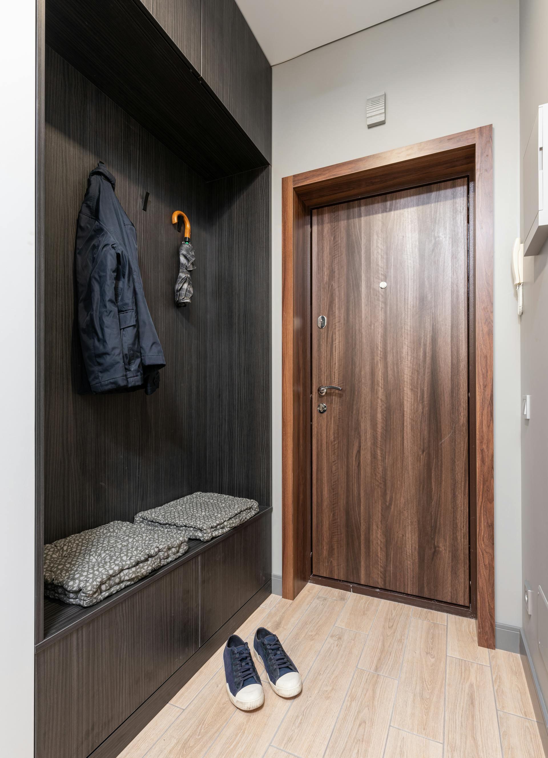 A jacket hanging on a coat rack | Source: Pexels