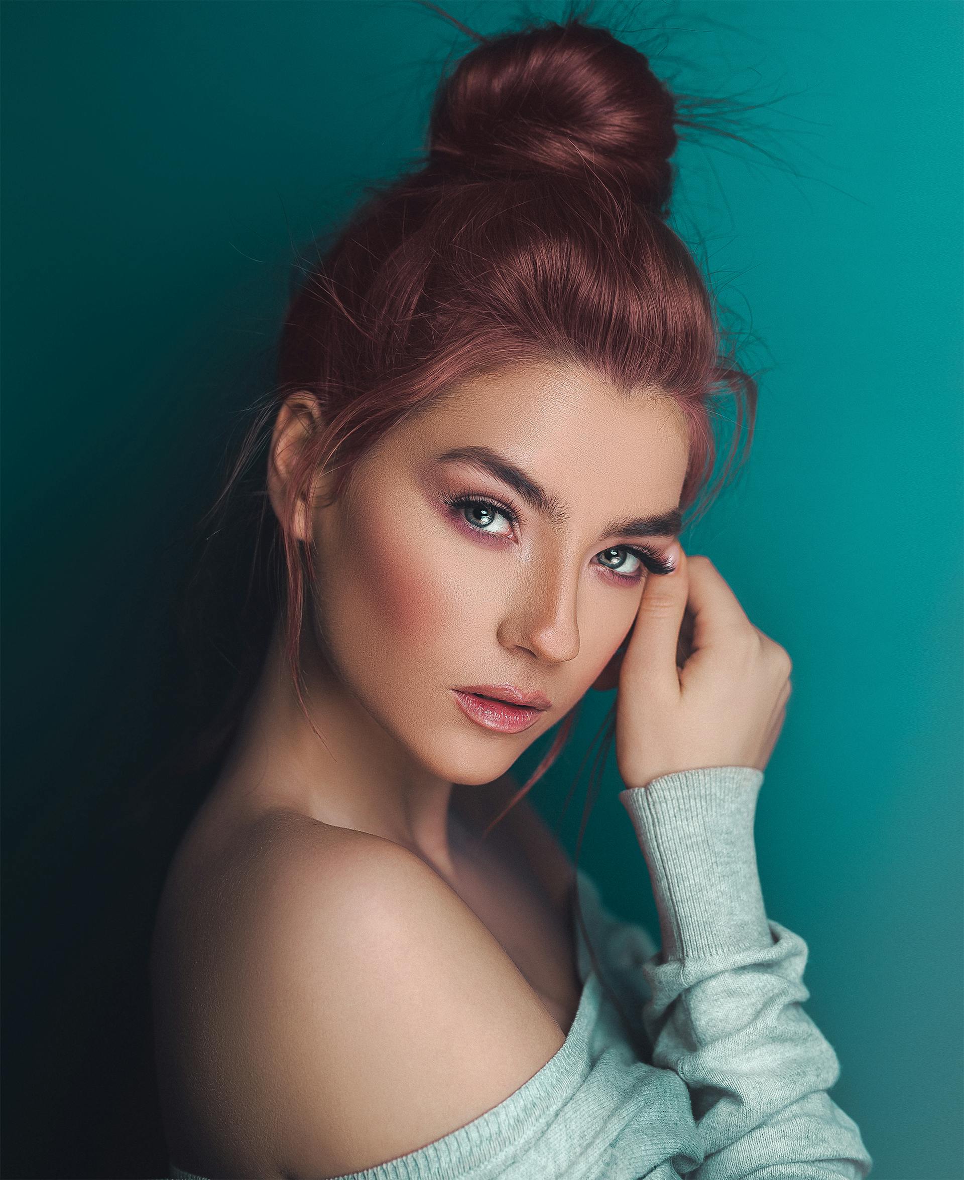 A woman glancing sideways at someone | Source: Pexels