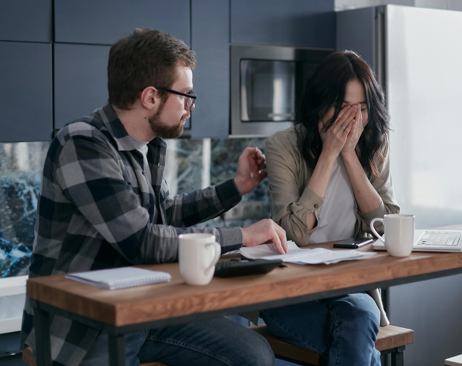 A man trying to comfort an upset woman | Source: Pexels