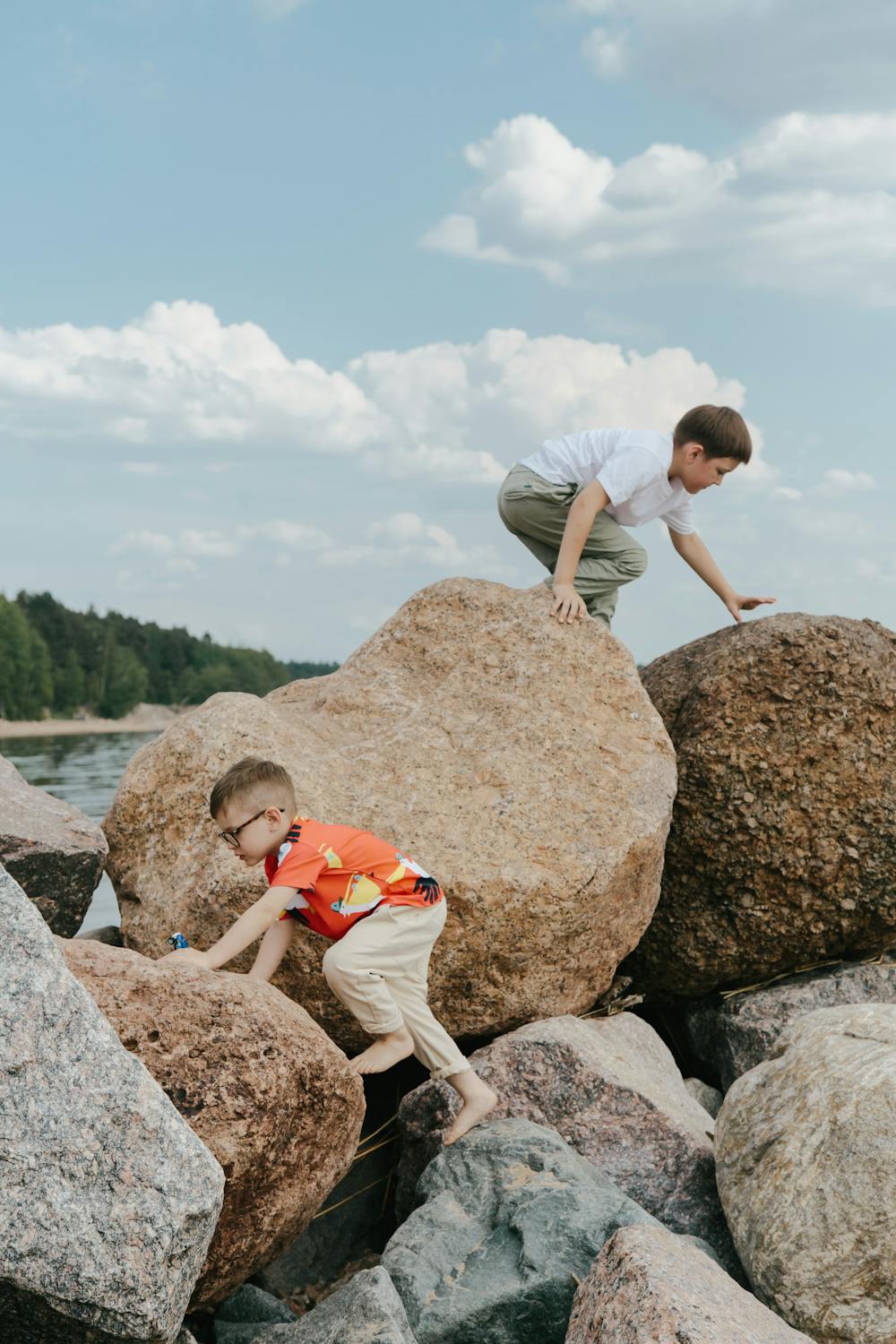 Dois meninos brincando | Fonte: Pexels