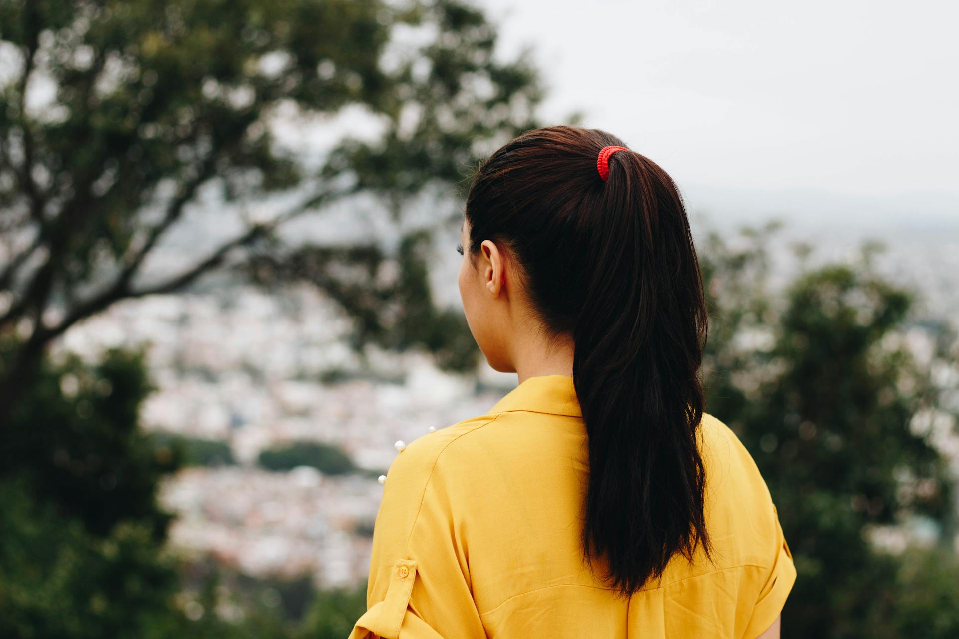 Uma adolescente em pé ao ar livre | Fonte: Pexels