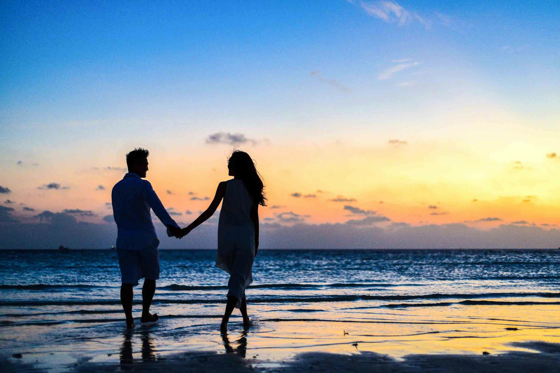 A couple walking on a beach together | Source: Pexels