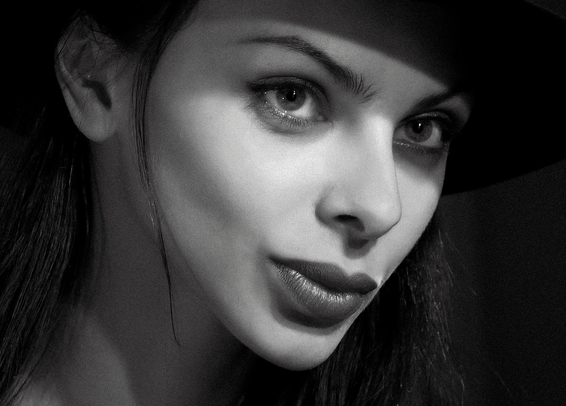 A furious woman with a determined look in her eyes | Source: Pexels
